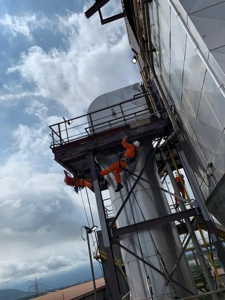 Dupla de operadores em acesso por corda na estrutura de um silo
