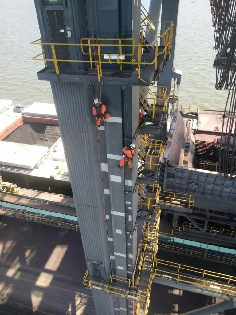 Dupla em acesso por corda na coluna de um carregador de navios